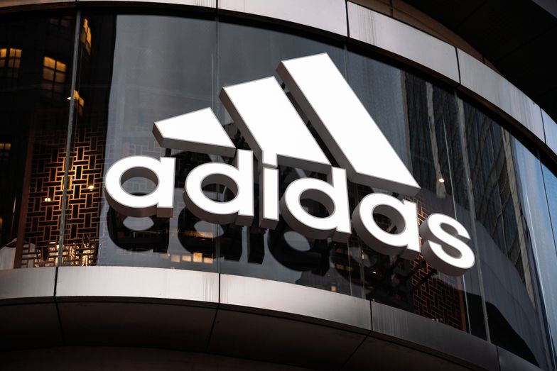 Adidas przegrywa w sądzie. Chodzi o znak towarowy