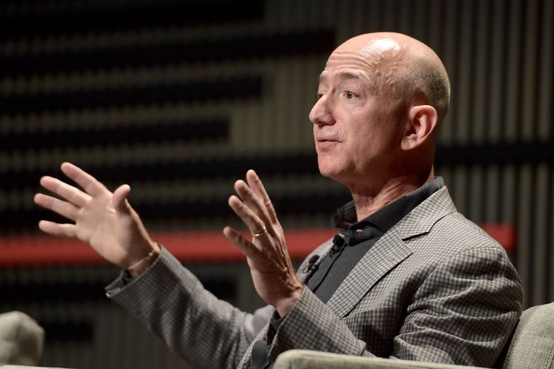 Jeff Bezos ostrzega przed recesją. Odradza zakup telewizorów i lodówek