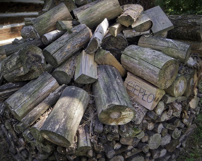 Horrendalne ceny drewna opałowego. "Taniej porąbać meble i spalić"