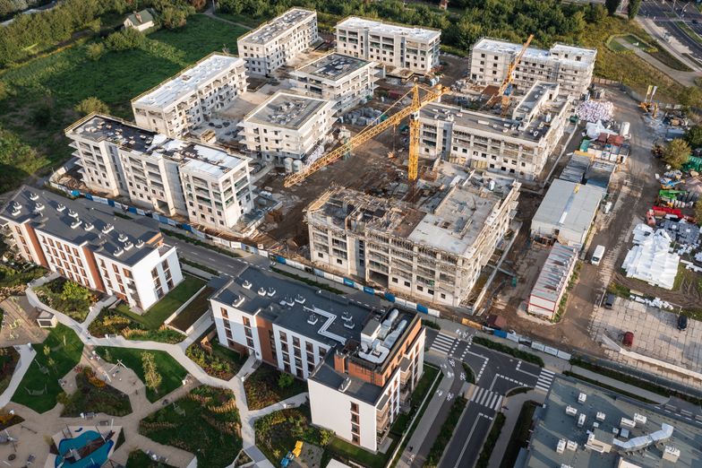 Niepokojący sygnał na rynku nieruchomości. Polacy wstrzymują się ze sprzedażą mieszkań