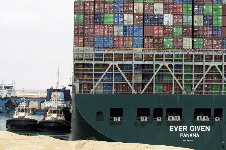 Zablokowany Kanał Sueski. Egipt chce rozładować kontenerowiec