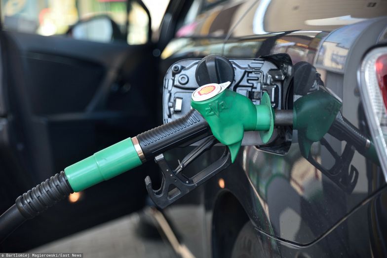 Na stacjach paliw taniej, ale spadki cen wyhamowują. Są najnowsze prognozy
