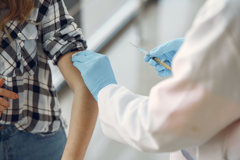 Polska na razie nie zamówi opracowywanych szczepionek na koronawirusa