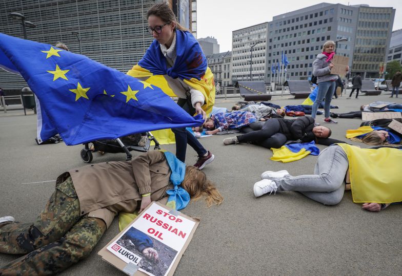 Unia pracuje nad szóstym pakietem sankcji. Przed budynkiem Rady UE trwa pikieta Ukraińców