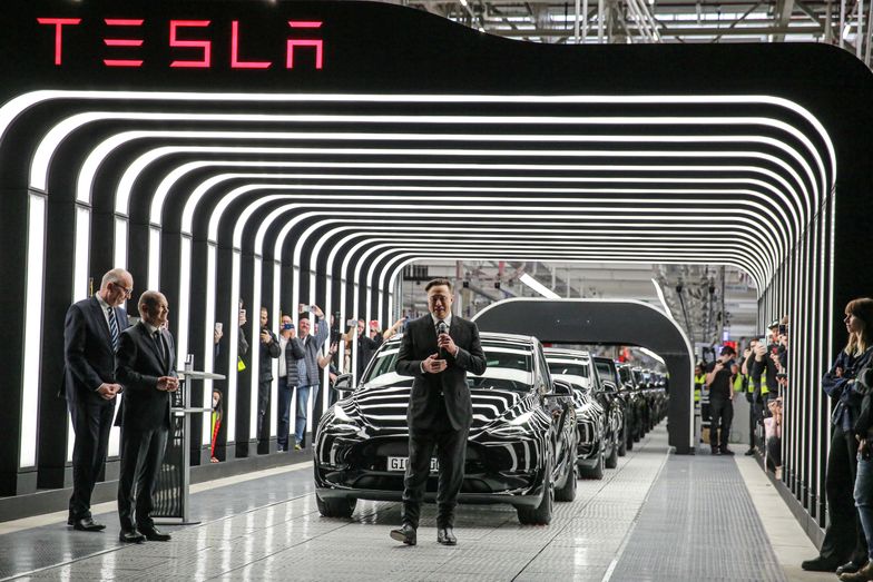 Elon Musk otworzył pierwszą gigafabrykę Tesli w Europie. Po wielu problemach