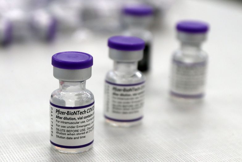 Bruksela chce zawiesić odbiór szczepionek Pfizera