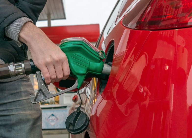Ceny paliw wyraźnie wyższe niż przed rokiem. "Na obniżkę na początku 2022 r. nie ma co liczyć"