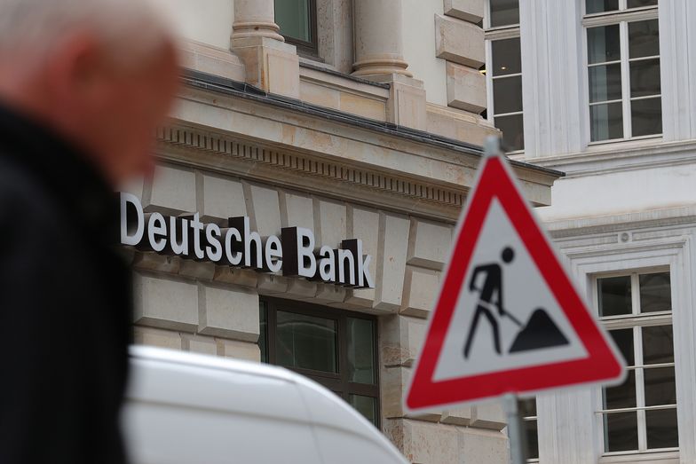 Deutsche Bank kolejną kostką domina. "EBC z niemieckim rządem zrobią wszystko, by go uratować"