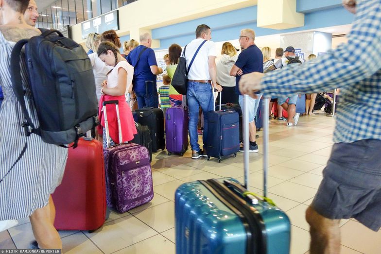 Bagaże zostawione na lotnisku. "Pasażerowie piją alkohol i odlatują"