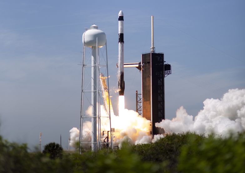 Biznesmeni w rakiecie SpaceX. Wystartowała pierwsza całkowicie komercyjna misja kosmiczna