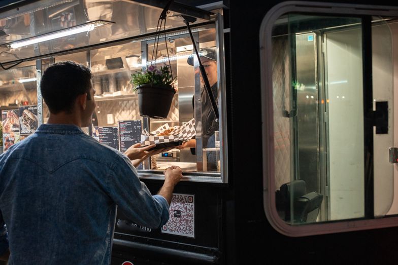 Food trucki z nadzieją wchodzą w nowy sezon. "Ludzie przychodzą masowo"