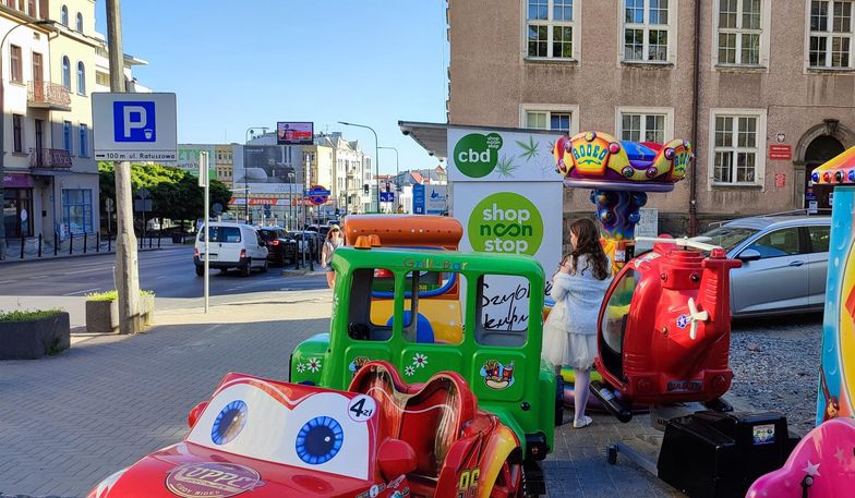 Automaty z legalnymi konopiami i zabawki dla dzieci pod ratuszem. Olsztyńscy urzędnicy bezradni