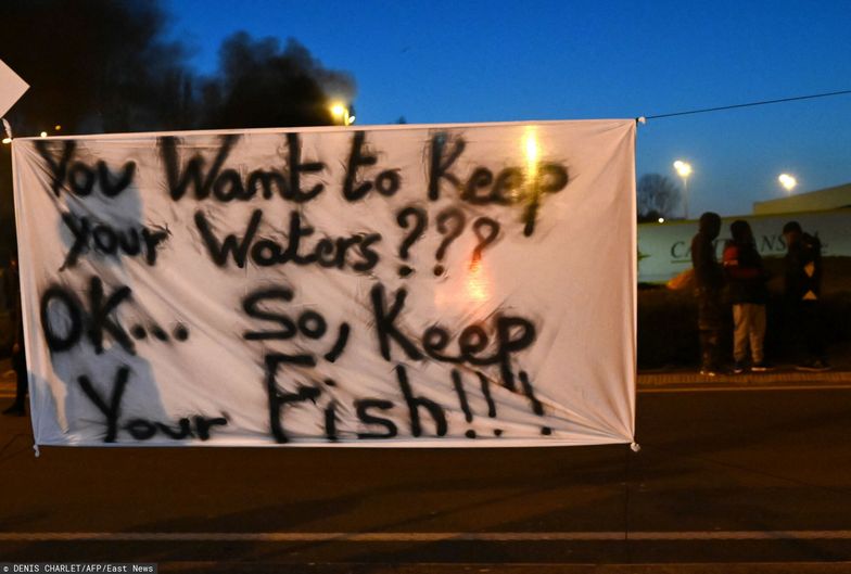 Wojna o ryby. Francuscy rybacy blokują brytyjskie ciężarówki z połowami