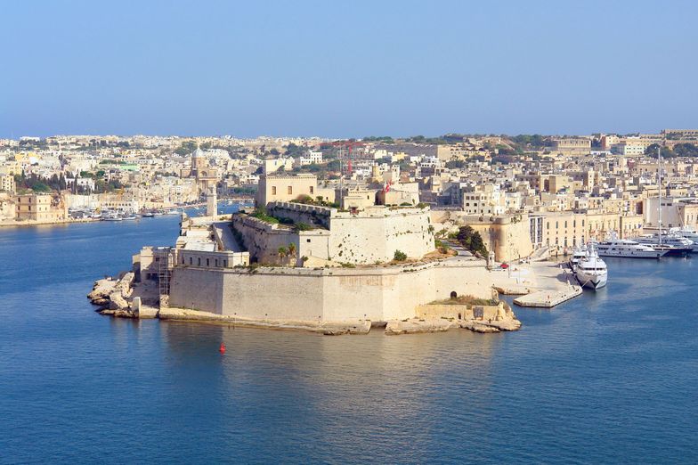 Unia dokręca śrubę "maltańskim piratom". Koniec raju podatkowego dla Polaków