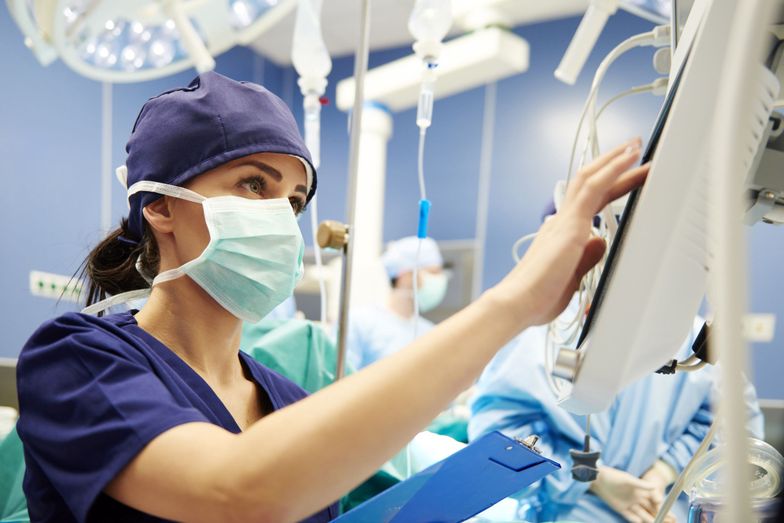 Blisko 50 tys. pielęgniarek nie zaszczepiło się przeciw COVID-19. Dyrektorzy szpitali sięgają po różne metody, by je przekonać