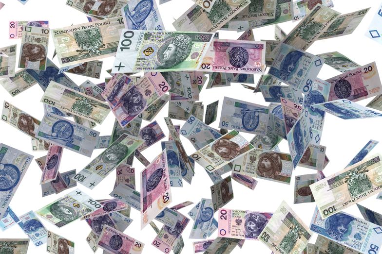 Finał małżeńskiej kłótni zaskoczył nawet policję. Banknoty dosłownie spadały z nieba
