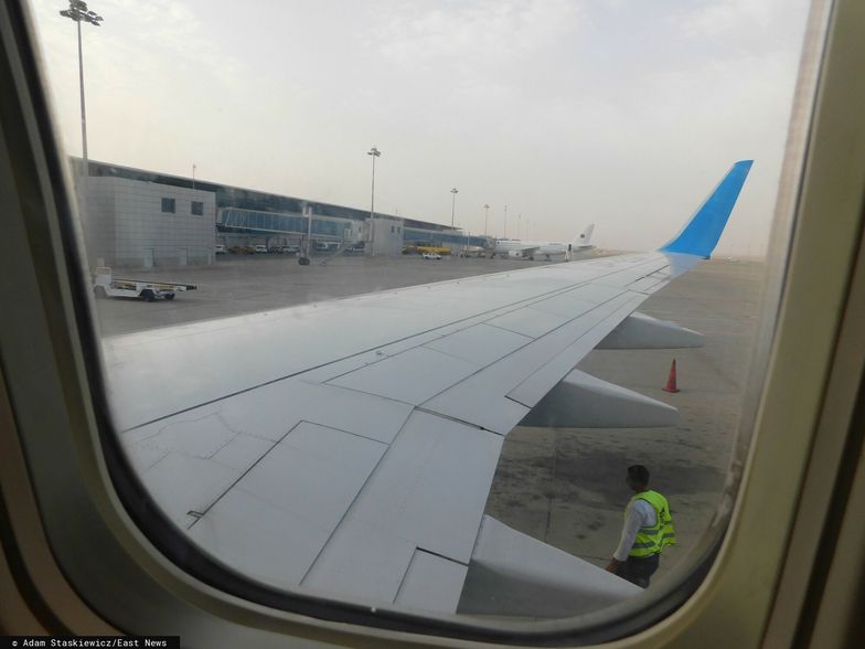 Dlaczego okno samolotu ma owalny kształt i jest w nim mały otwór?
