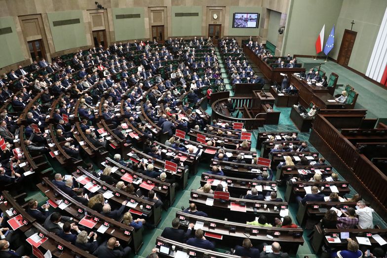 Sejm podjął decyzję ws. budżetu na 2022 rok. Nie będzie m.in. pieniędzy na podwyżki