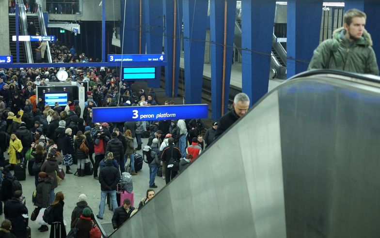 Paraliż na kolei zawsze wygląda tak samo - setki minut opóźnienia, tysiące pasażerów na dworcach