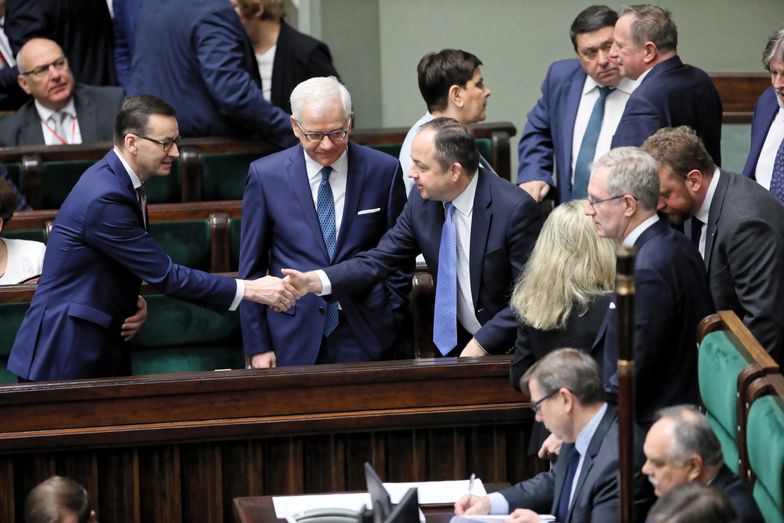 Rząd rozliczony z obietnic. Zostawi Polakom 48 mld zł rocznie