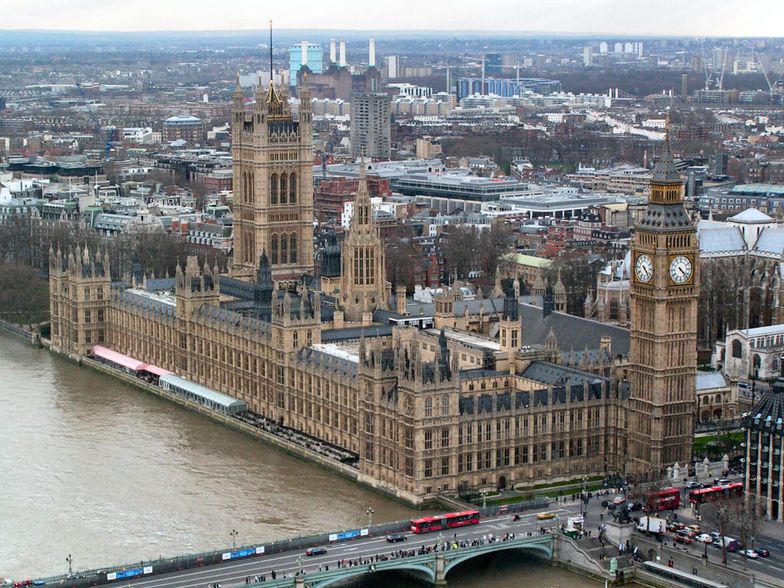 W Wielkiej Brytanii odczuwają skutki widma brexitu bez umowy oraz niestabilności politycznej - tłumaczą eksperci.