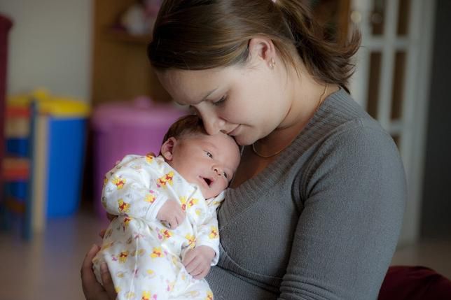 Matki na urlopach macierzyńskich przeglądają często oferty z ogłoszeniami o pracę, wynika z badania