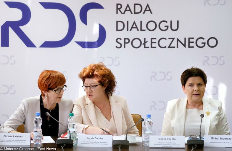 Wzrost pensum wśród nowych propozycji rządu. Na zdj. minister rodziny Elżbieta Rafalska (L), przewodnicząca RDS Dorota Gardias (C), wicepremier Beata Szydło (P)