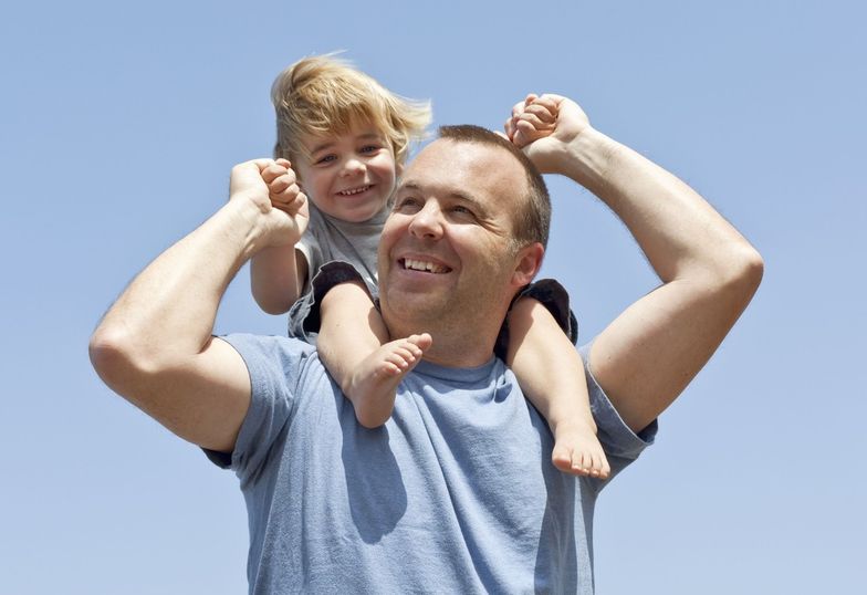 Mężczyźni coraz częściej korzystają z urlopów ojcowskich.