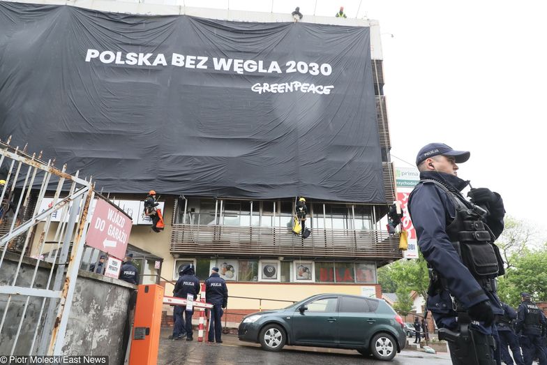 Transparenty z napisem "Polska bez węgla 2030" aktywiści Greenpeace zawiesili na siedzibie Prawa i Sprawiedliwości.