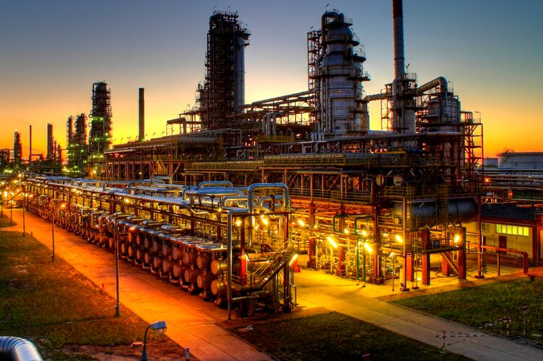Rafinerie Lotosu i Orlenu muszą obecnie korzystać ze strategicznych rezerw ropy.