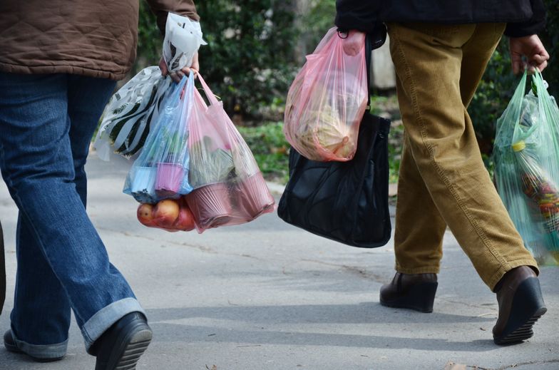 Podatek od foliówki nie zasila budżetu państwa. Sieci handlowe są sprytniejsze 