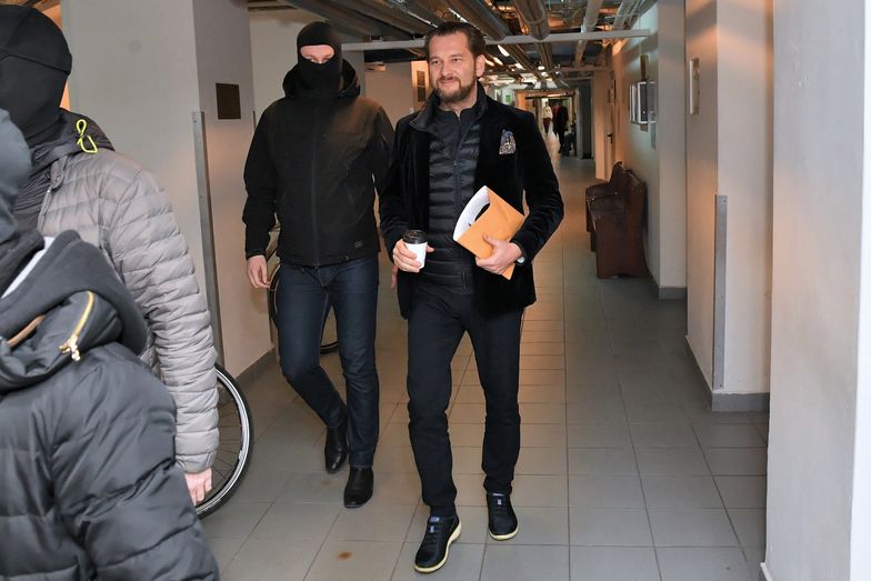 Michał Lisiecki w drodze na posiedzenie sądu.
