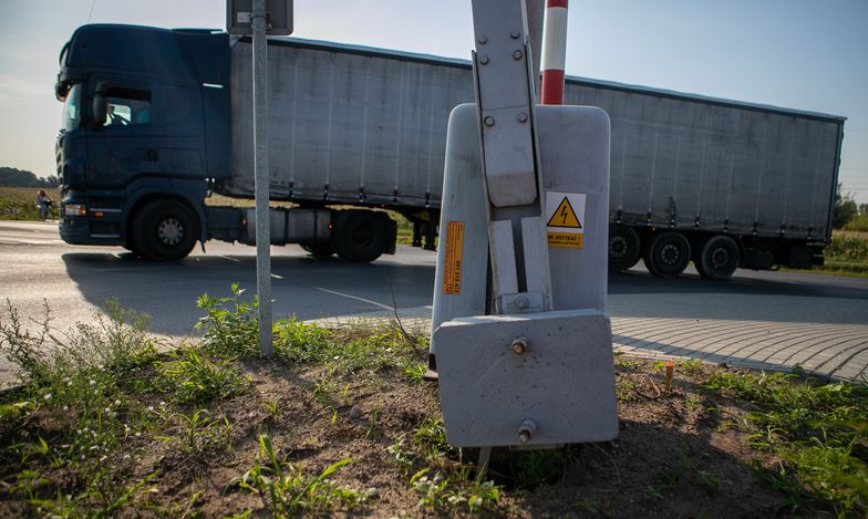 Szlaban na ryzyko! Na przejazdach kolejowo-drogowych nie ma „późnego żółtego światła”