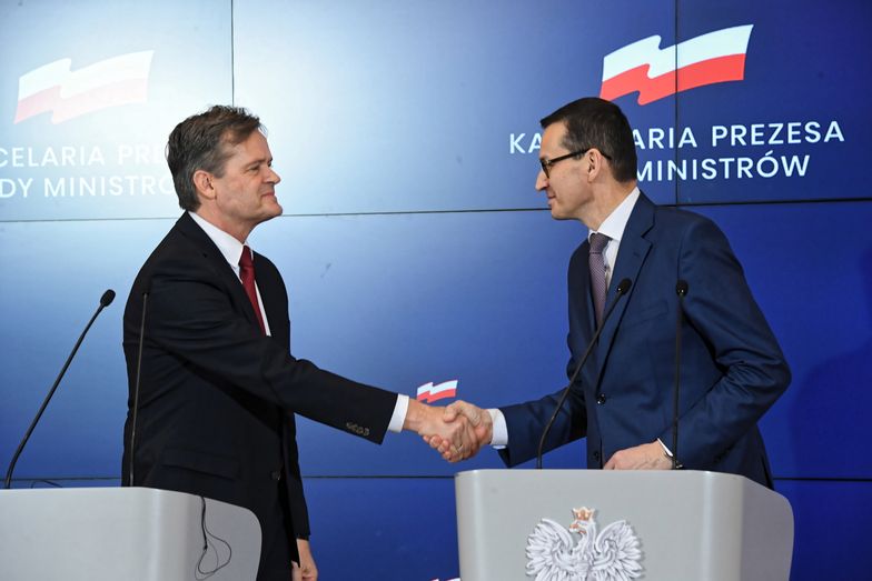 Premier Mateusz Morawiecki i członek zarządu Mercedes-Benz Cars ds. produkcji i łańcucha dostaw Markus Schäfer