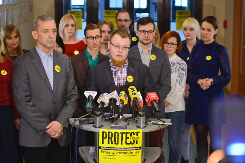 "Kochamy naszą pracę i chcemy ją wykonywać, bez troski o nasze jutro" - napisali młodzi nauczyciele do prezydentowej.