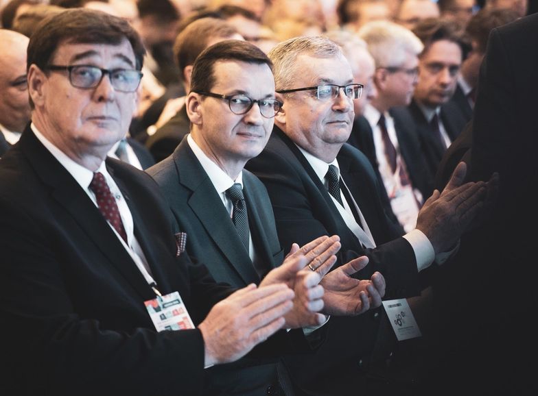 Krzysztof Mamiński, prezes PKP, Mateusz Morawiecki, Premier RP, Andrzej Adamczyk, minister infrastruktury podczas Kongresu Kolejowego w Warszawie.