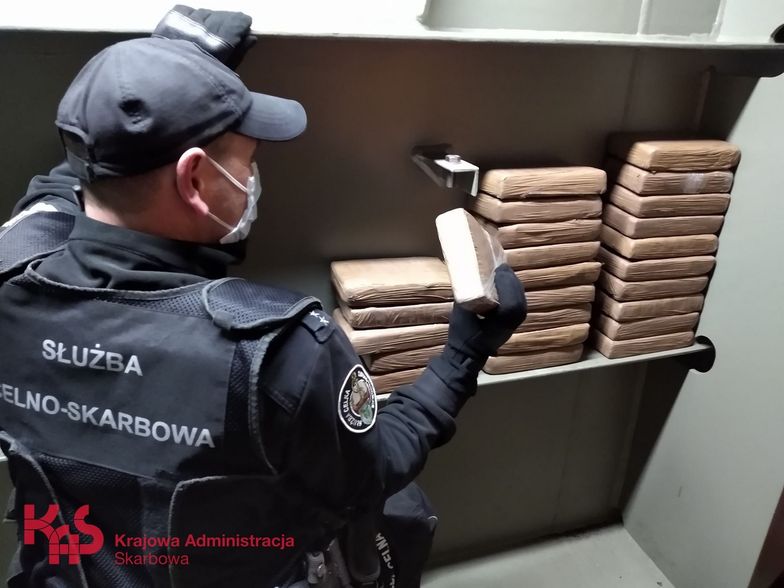 Służby celne udaremniły przemyt 25 kg kokainy w Gdańsku. Kolejne 35 kg przejęto w porcie w Rotterdamie