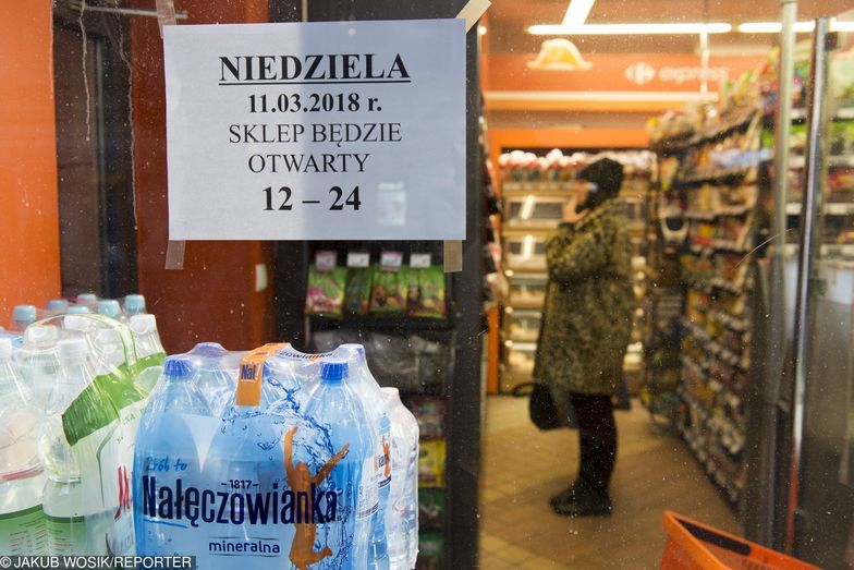 Według Biura Analiz Sejmowych na zakazie straciły mniejsze sklepy.