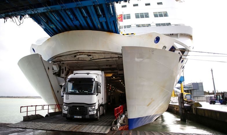 Ciężarówka zjeżdża z promu Brittany Ferries w porcie Portsmouth