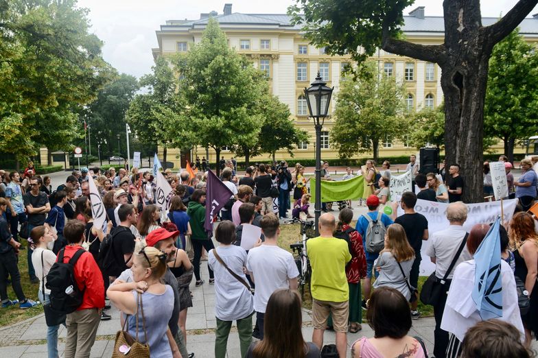 W piątek pod Kancelarią Premiera zorganizowany został spontaniczny protest klimatyczny.