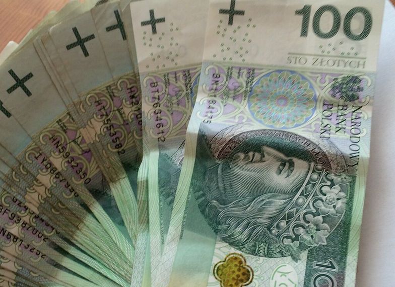 Koronawirus może się przenosić przez banknoty.