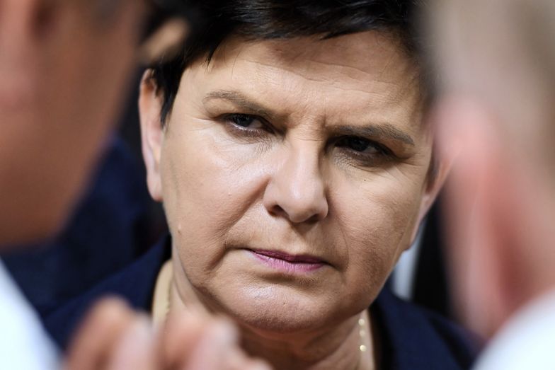 Beata Szydło położyła na stole 350 zł dla nauczycieli.