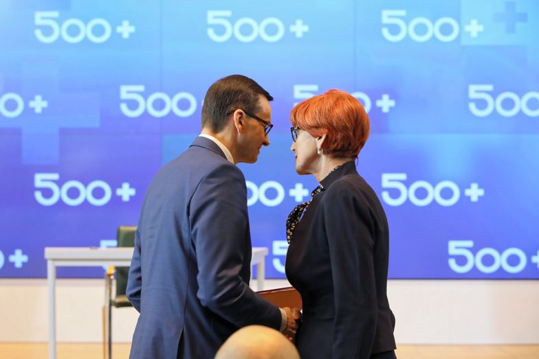 Mateusz Morawiecki i Elżbieta Rafalska podczas konferencji dotyczącej Programu Rodzina 500+ 16 kwietnia.