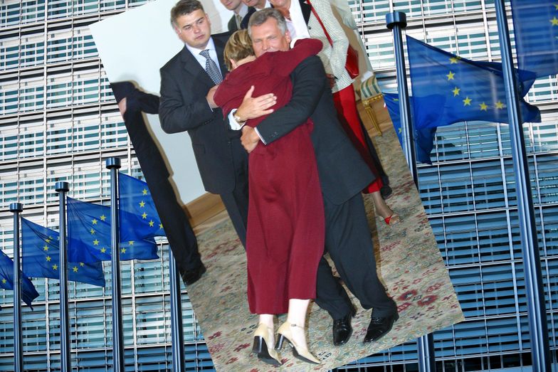 Słynne zdjęcie z chwili ogłoszenia wyników referendum akcesyjnego - Danuta Huebner pada w ramiona Aleksandra Kwaśniewskiego
