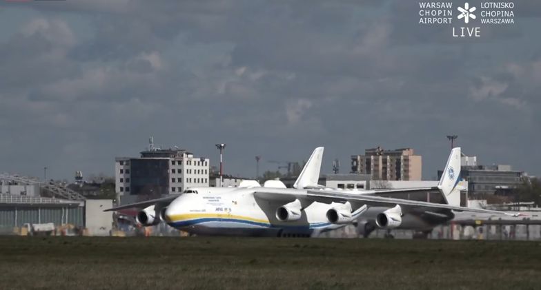 Antonow An-225 Mrija jest już w Warszawie. W ładowni maszyny znajduje się sprzęt dla polskiej służby zdrowia.
