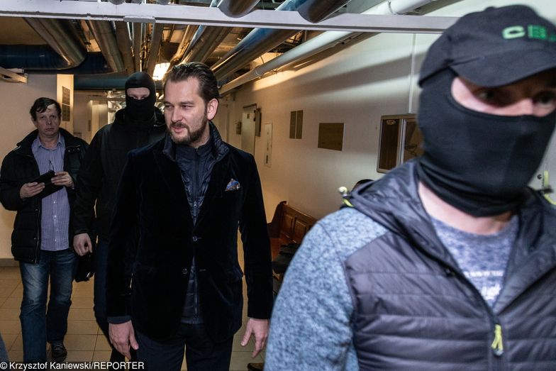 Michał Lisiecki w drodze na posiedzenie sądu we Wrocławiu.