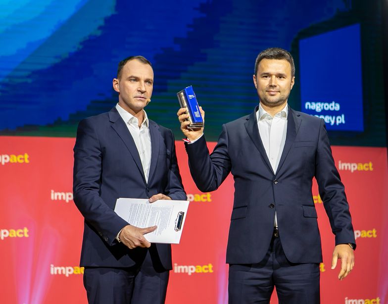 Marcin Grzymkowski, prezes eObuwie.pl, ze statuetką
