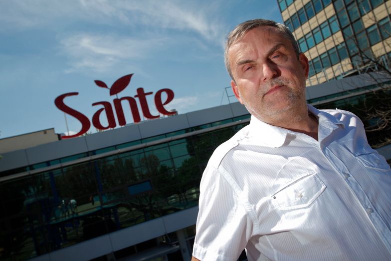 Prezes Sante Andrzej Kowalski przed siedzibą firmy. Zdjęcie z 2012 roku.