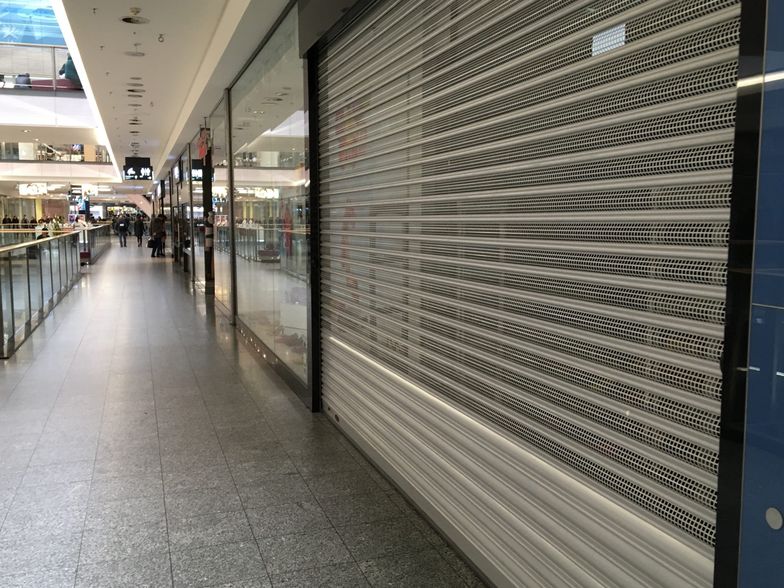 Sklepy w galeriach handlowych przez zakaz handlu notują spadki obrotów od 2 do 11 proc.