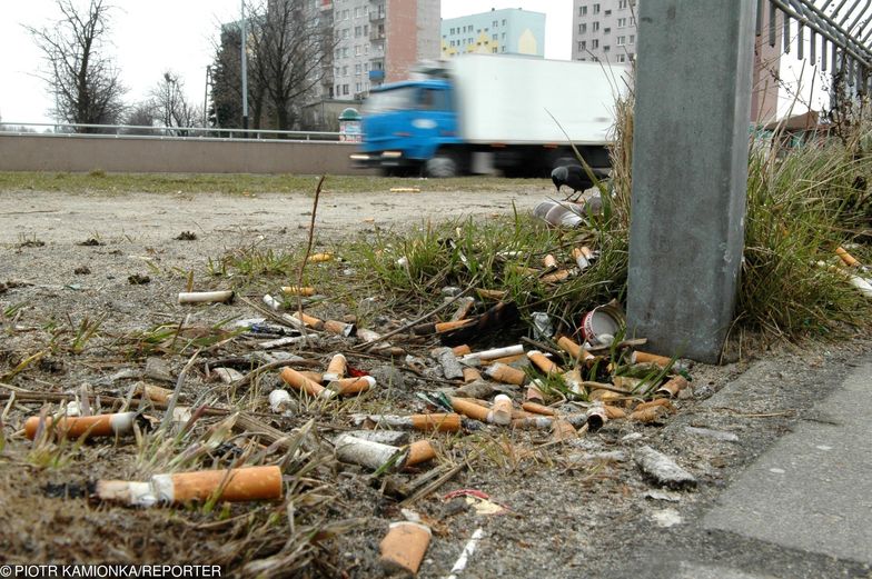 Kaucja za papierosa? Pomysł z Niemiec wzbudził zainteresowanie w polskich samorządach